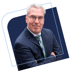 Hochwertiges Businessfoto eines Mannes in Anzug mit Brille für Ihre Firmenpräsentation, Business-Profile und mehr.