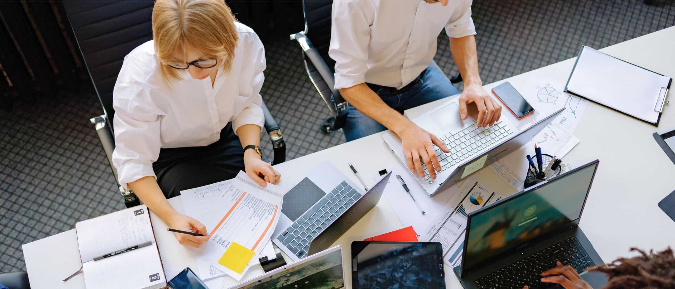 Optimale Zusammenarbeit im Büro mit modernen Laptops und Dokumentenmanagement – professionelle Teamarbeit bei BOS.de.