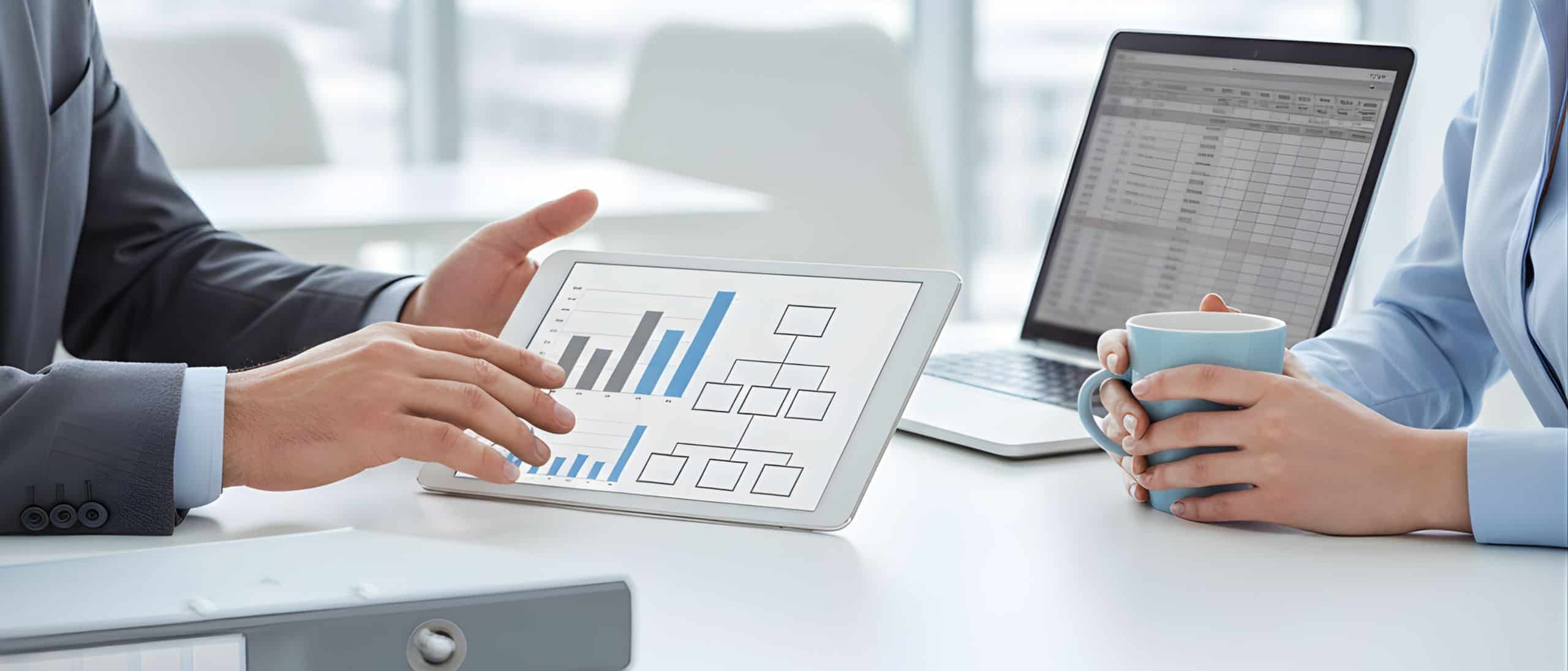 BOS Digitalisierung und Datenanalyse im Geschäftsprozess, Person, Computer und Tablet im Büro, effiziente Unternehmenssoftware, moderne Arbeitswelt, Finanzplanung und Business-Management.